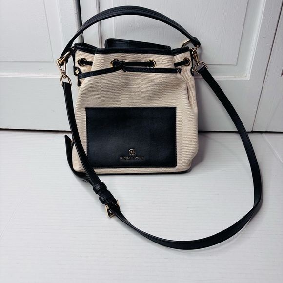 Price firm MICHAEL KORS Maeve Medium Canvas Bucket Bag - Picture 2 of 11